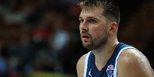 开云体育官网-火力全开！东契奇半场13中7轰下22分4板3助 但也身背3犯