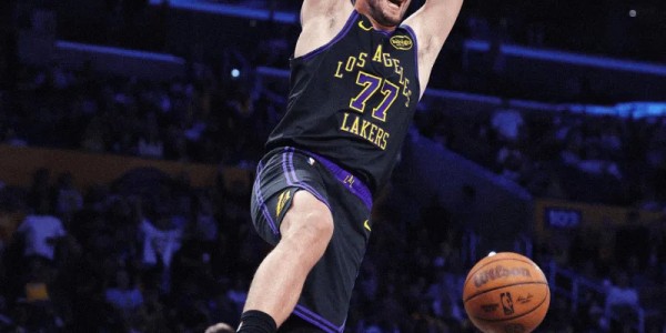 开云体育官网-双手爆扣！NBA官方晒出东契奇今日双手飞扣照：微笑的卢卡