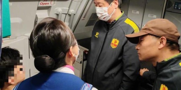 同机乘客突发身体不适 青岛红狮队医出手相救