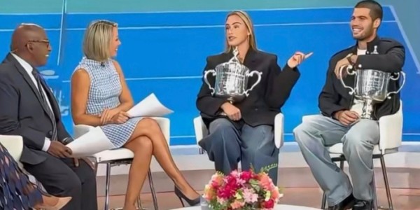 爆笑！萨巴伦卡当面把阿卡叫成辛纳，阿卡小发雷霆，抱着冠军奖杯要走