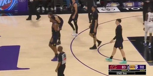 湖三疯！湖人第三节轰下45分，单节净胜骑士15分&amp;amp;amp;领先到27分